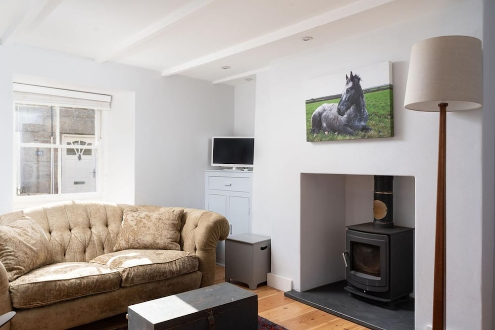 Seaview-2br-sleeps5-cottage-fastwifi-woodburner