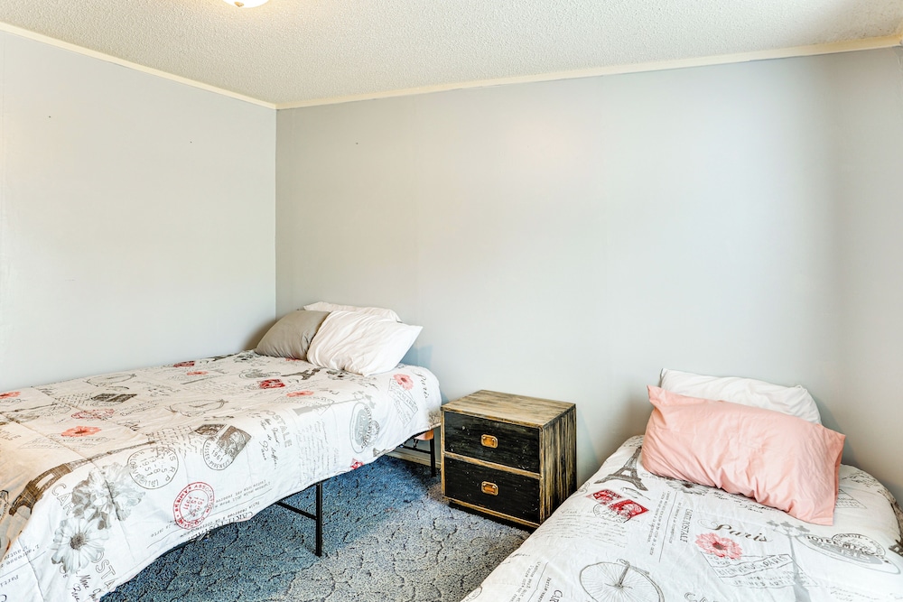 3 Mi to Dtwn: Pet-friendly Farm Retreat in Paris!