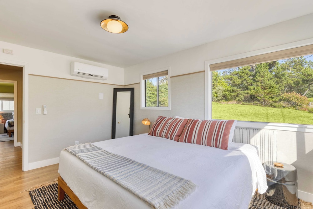 Walk to Beach & Shops Fireplace, Patio Dining & Firepit at Manzanita Ave