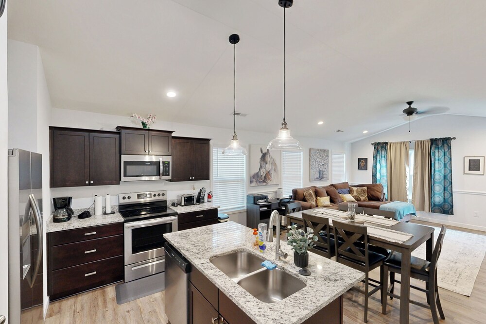 3BR Charming, Dog Friendly Home w/ Fire Pit!