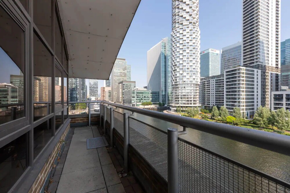 Top Floor 1BD Flat With Balcony - Isle of Dogs