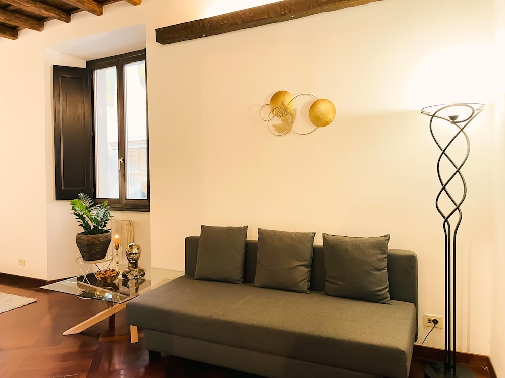 Trevi Fountain Stylish Guesthouse