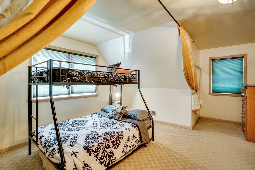 Spacious Family Villa w/ Decks in Chilton!