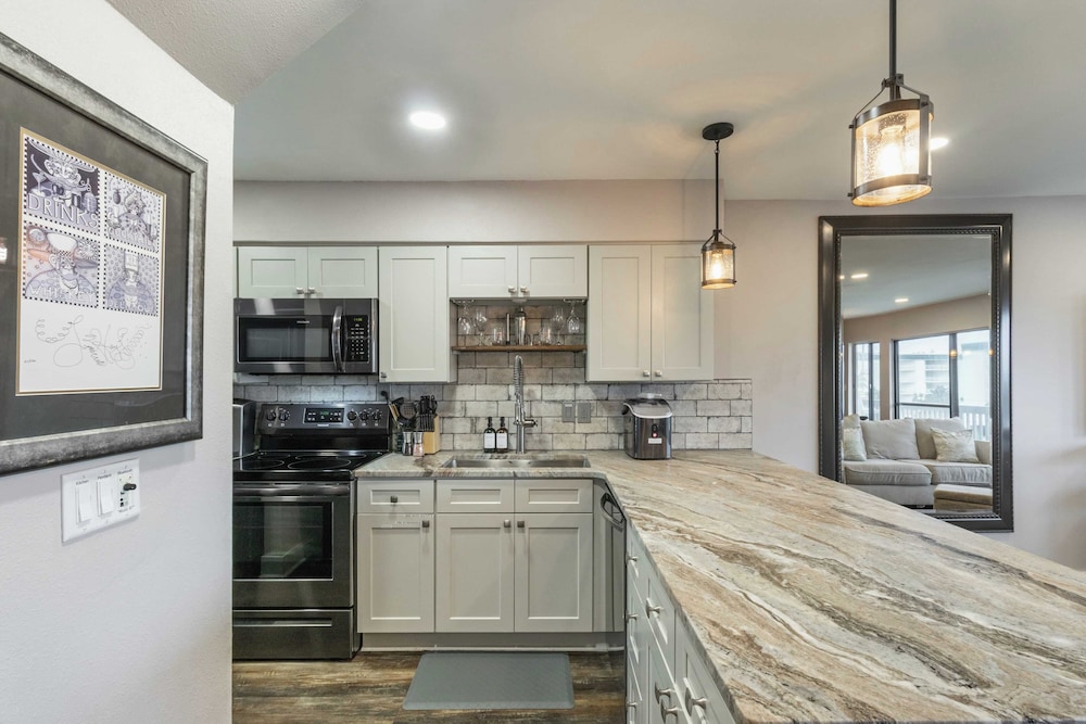 2 Condos, Steps to the Beach Pool+hot Tub, Balcony Lounge Triton & Sea Haven