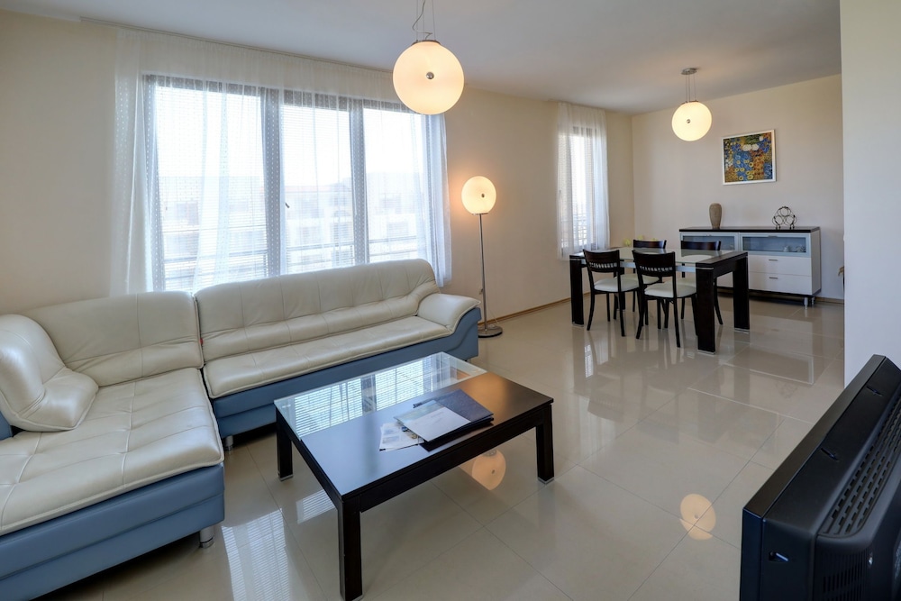 Lighthouse Luxe Estate Apart & Villas