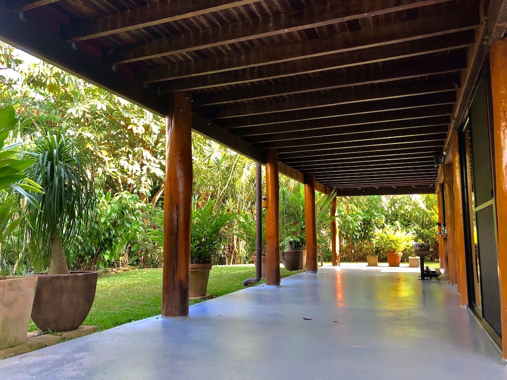Daintree Manor Bed & Breakfast