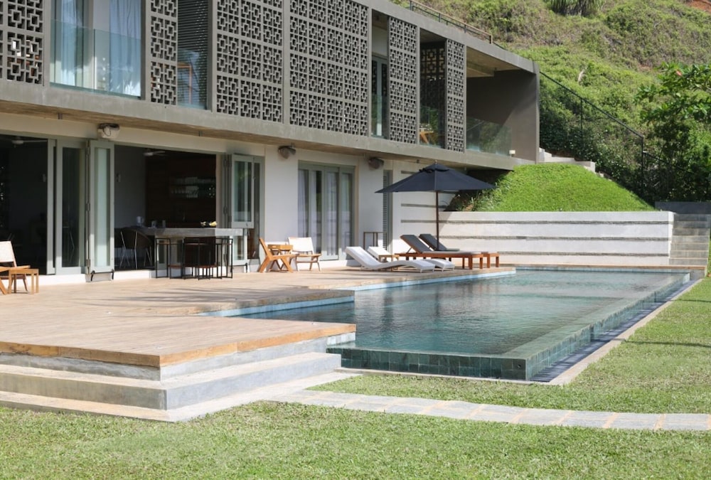 Modern Beach Villa With Roof Garden view 3