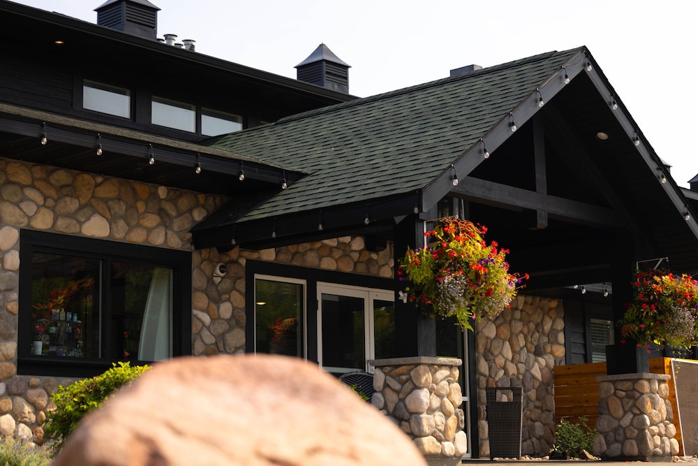 Quarterdeck Resort & Restaurant