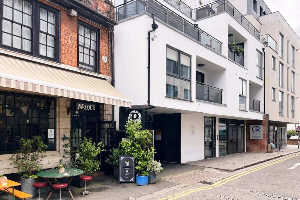 The Kensal Green Wonder - Bright 2bdr Flat With Balcony