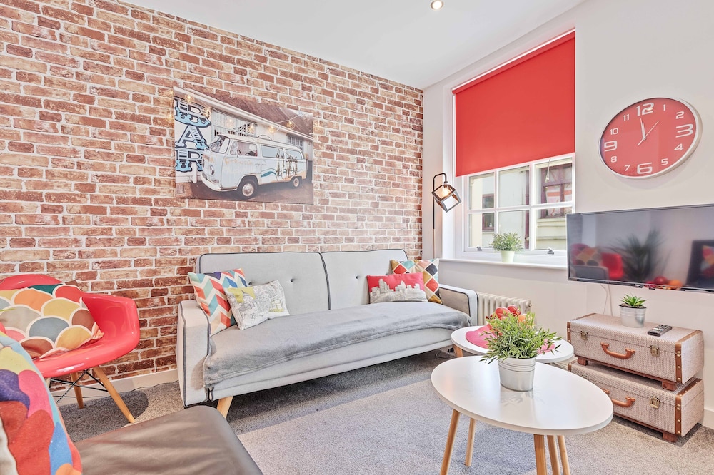 Majestic Mews Apartment with Free Parking | By My Getaways