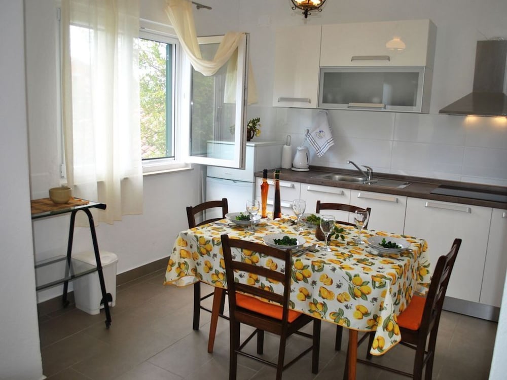 Nice 2-bedroom Private House, 50 m Beach, Sutivan view 3