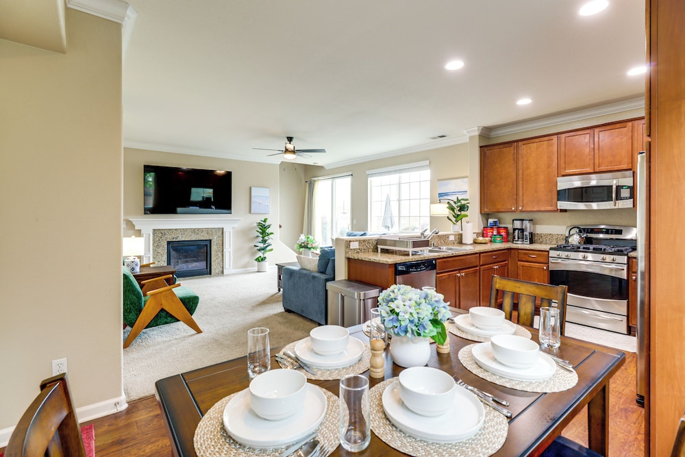 6 Mi to Dtwn Reno: Mtn-view Retreat w/ Fireplace!