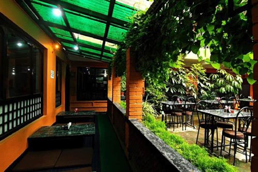 Food & Beverage