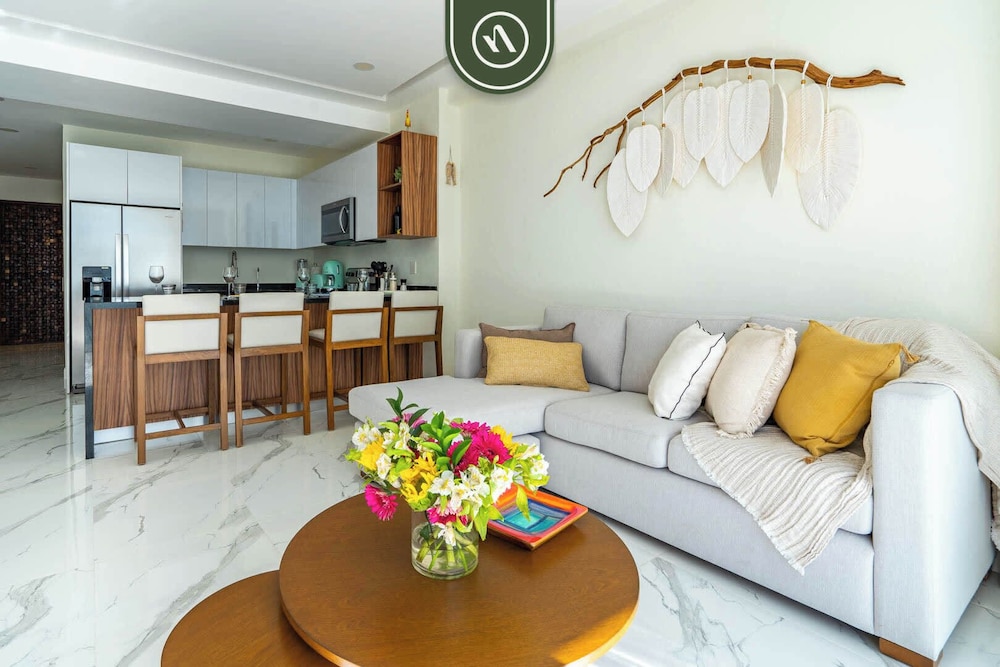 3BR Condo Right Next to the Beach - Pool - Palapa