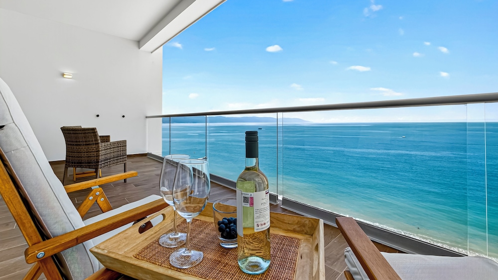 Beachfront 2BR - Pools & Balcony Views
