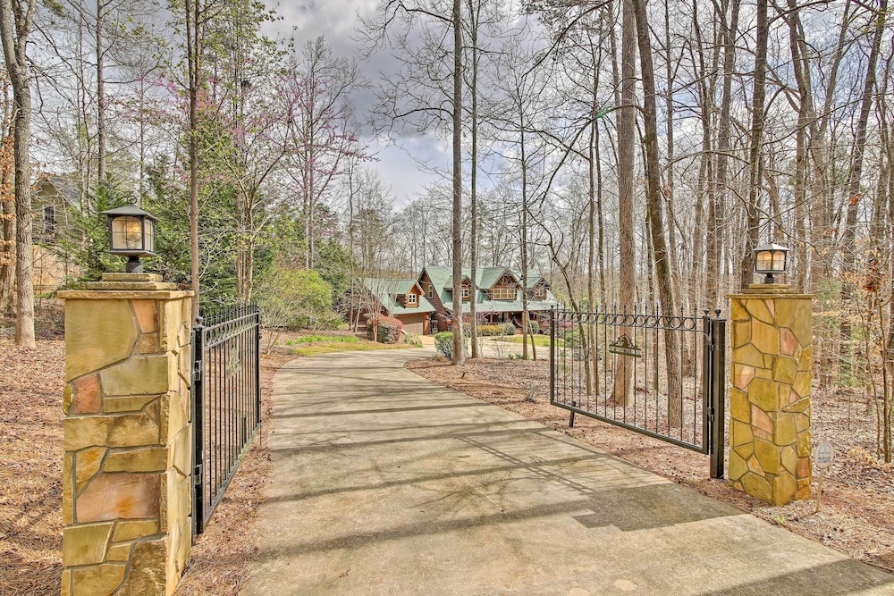 Lake Hartwell Lodge w/ Dock, Theater + Hot Tub!