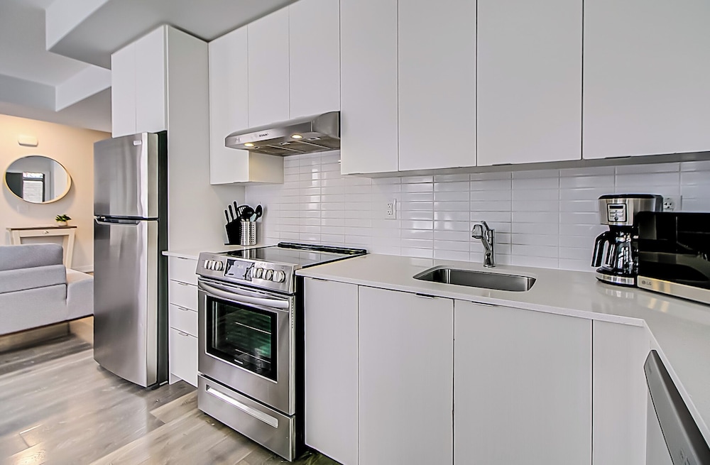 Modern 3BR Retreat Near Yorkdale Mall