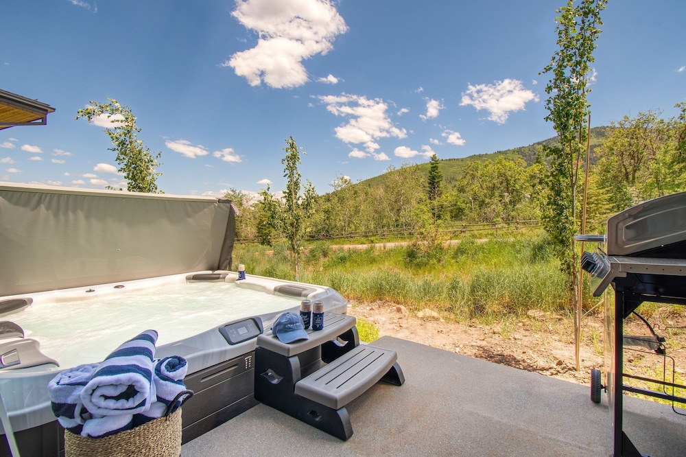 Encore by Avantstay Minutes From the Slopes in PC w Hot Tub