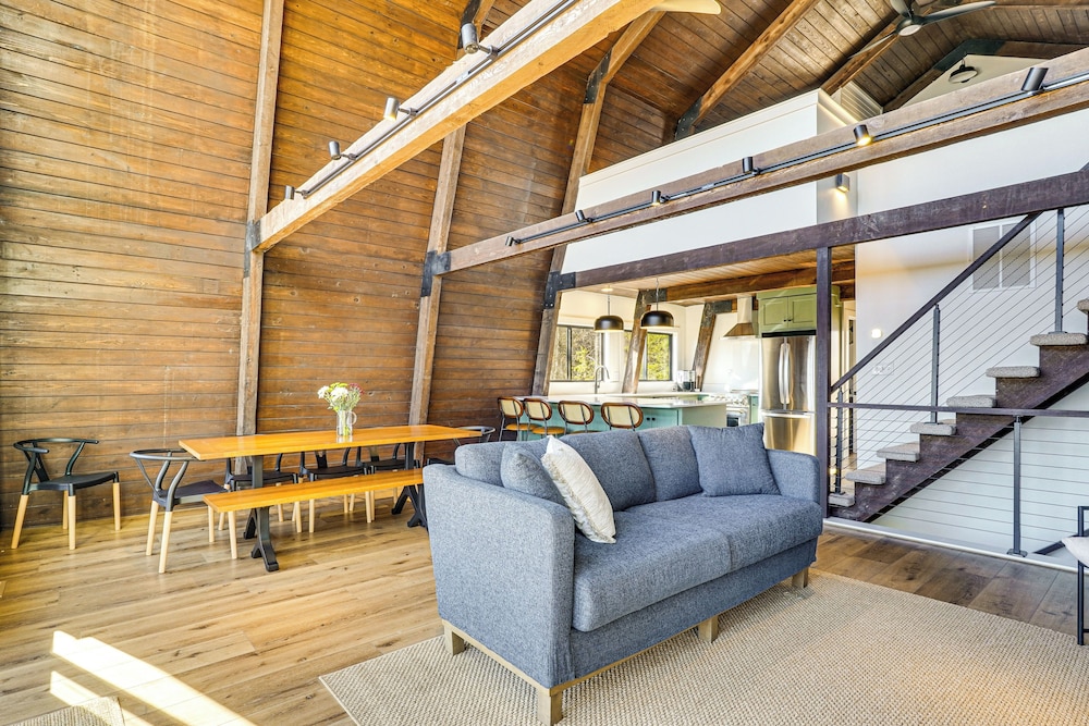 Fish, Swim & Kayak: Spacious Beaver Lake Home!