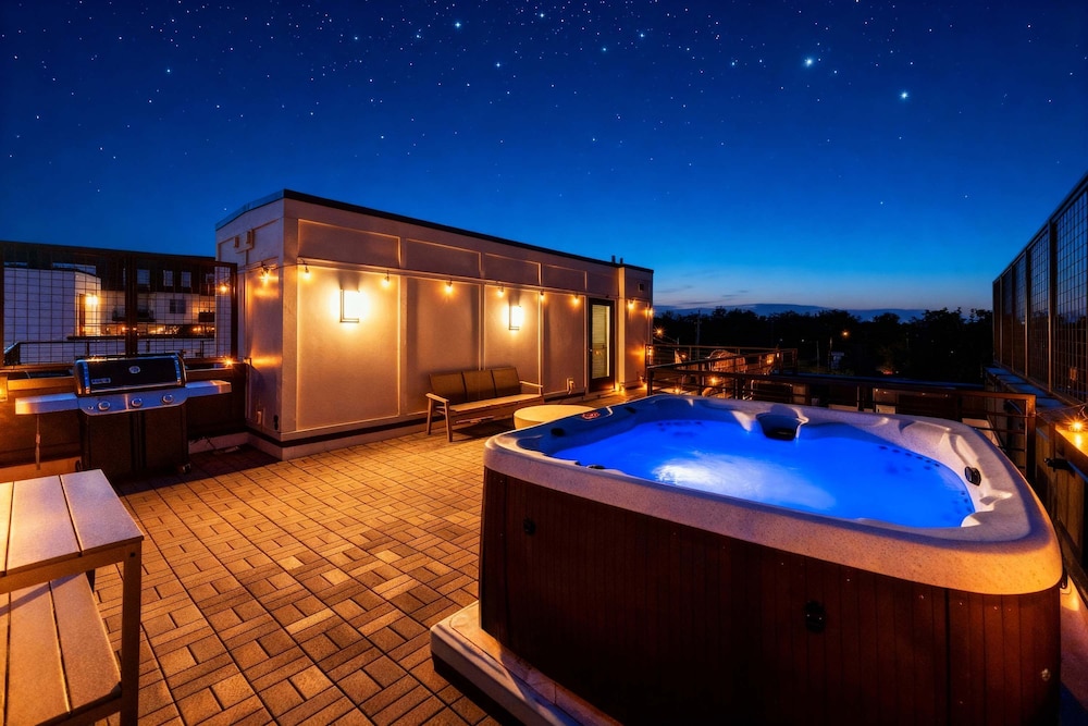 Rooftop Hot Tub Skyline Views Near Broadway