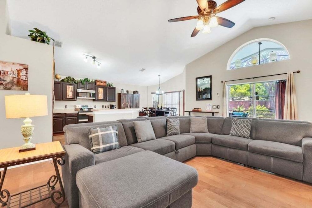 Large 4 bedroom Pool Home With Relaxing Vibes 4 Villa