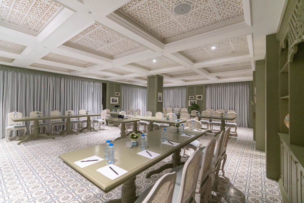 Au Lac Charner Hotel 45