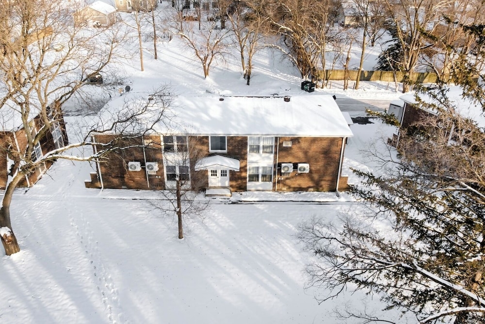 Modern 1BR Apt Near Lake & Downtown