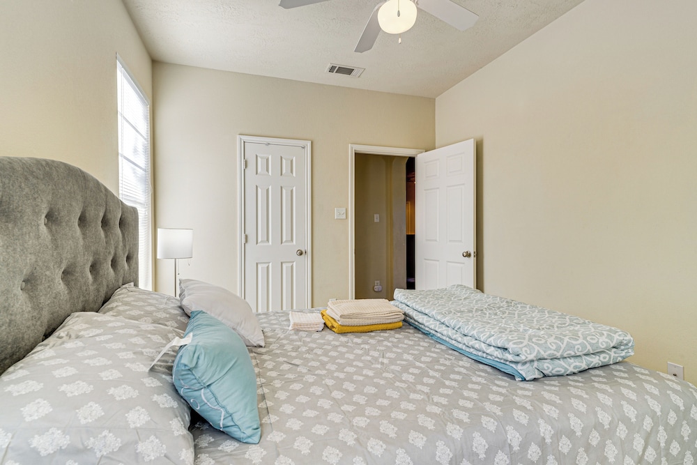 6 Mi to Texas A&m: Home w/ Pool Access