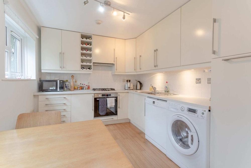 Well Located 2 Bedroom 1 Bath in Elephant & Castle