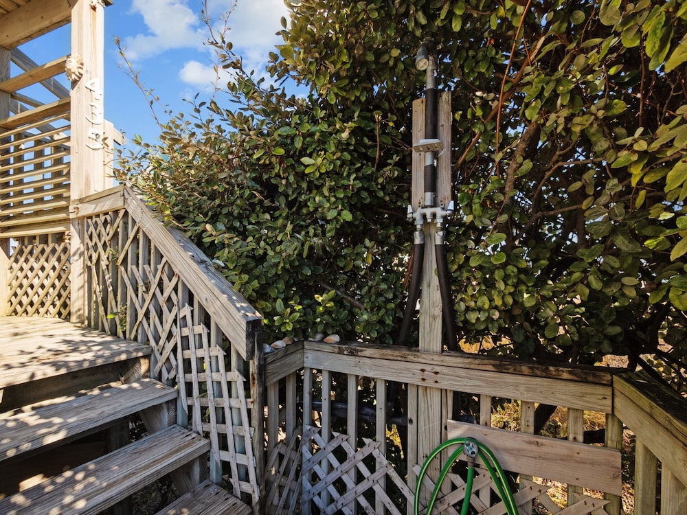 Livin' the Ruff Life by Topsail Realty
