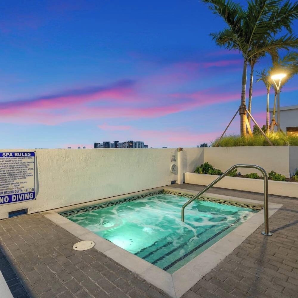 Landing Apartments - Pompano Beach