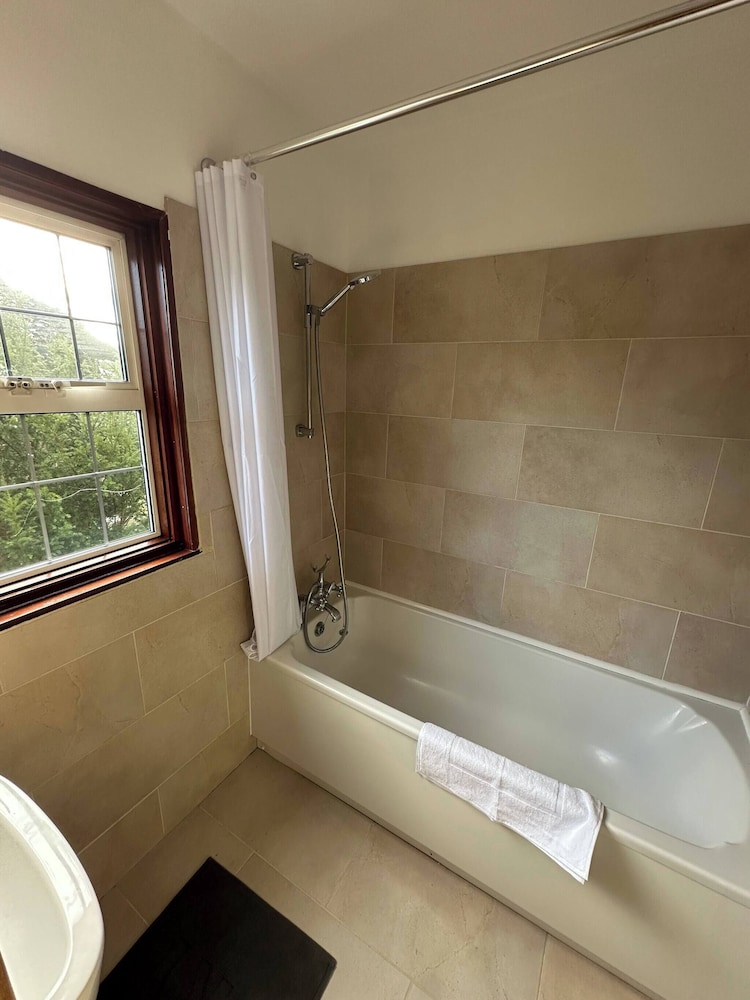 Stylish Happiness Home in Surrey