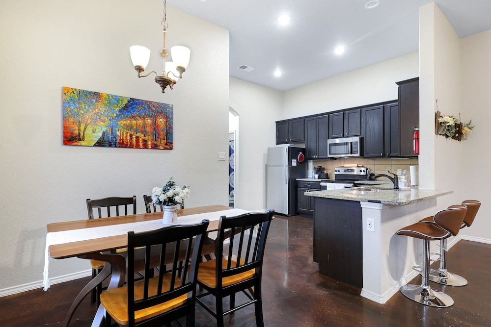 Modern Pet-friendly Duplex Near River Walk 3 Bedroom Duplex