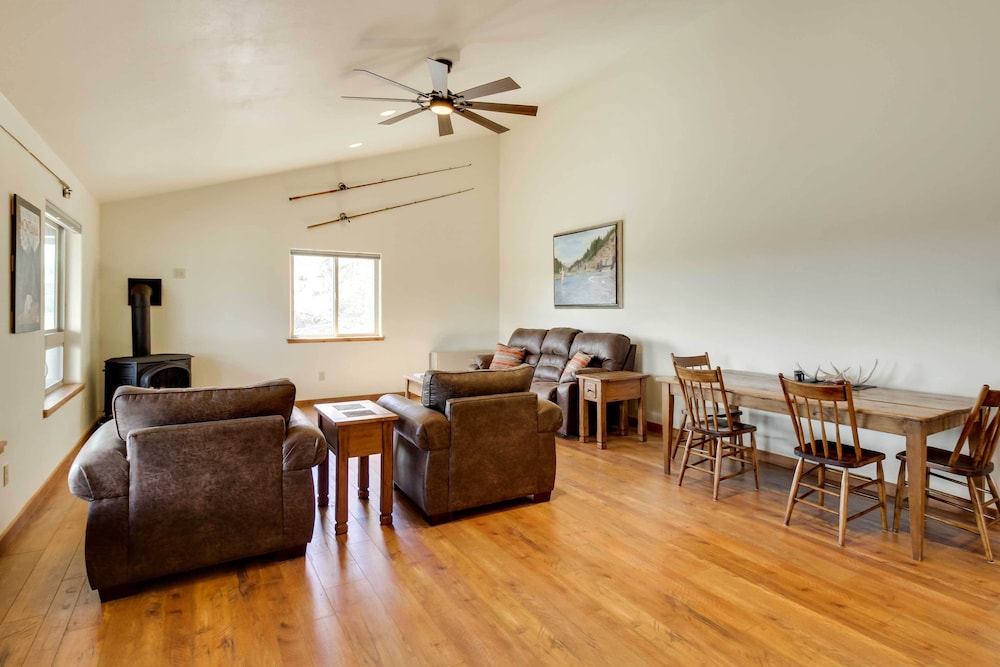 Beautiful Jefferson River Cabin w/ Mountain Views! - Property Image 20
