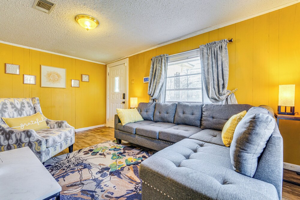 3 Mi to Lake Saracen: Pine Bluff Home w/ Grill!