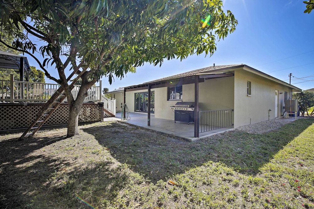 Pet-friendly Oasis w/ Deck & Fire Pit in Bokeelia!