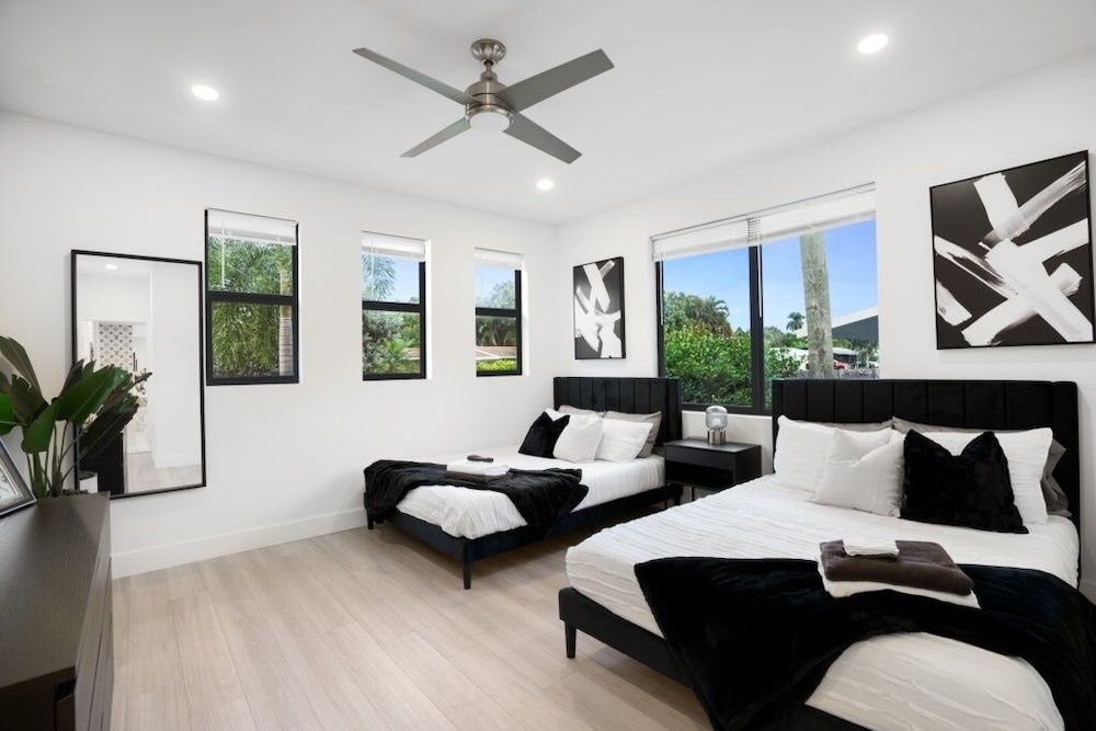 Golden Fox Downtown Pool House 3 Bedroom Home