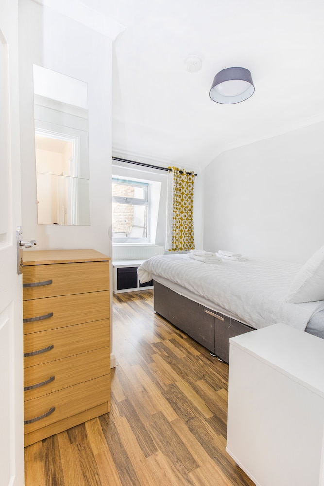 Old Street Apartments by MoreThanStays
