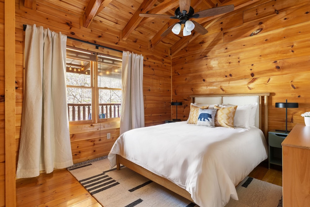 Riverbend Redesigned Cabin Hot Tub Firepit Billiards Mins to Pigeon Forge