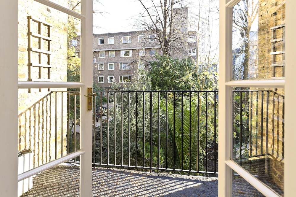 Bright one Bedroom Apartment With Balcony in Maida Vale by Underthedoormat