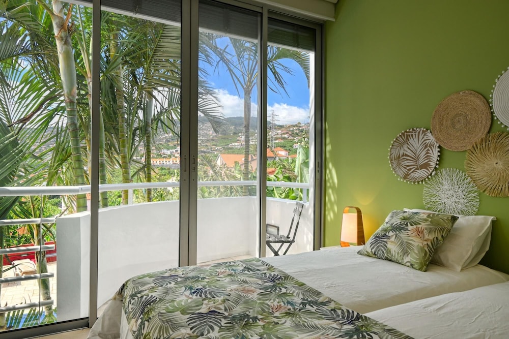 Bright and Elegant Apartment With Pool and sea View view 2