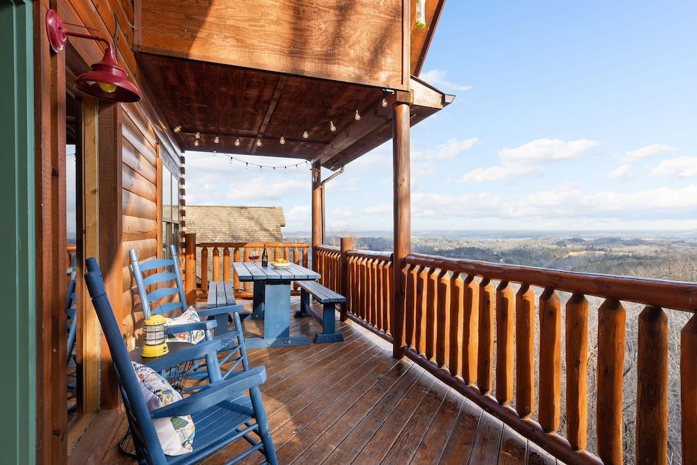 Bears Den Way Resort Cabin w Games Hot Tub View Mins From Dollywood