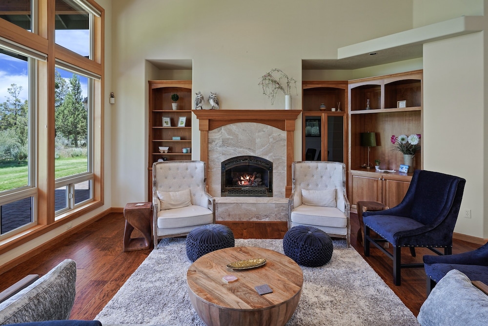 Family-Friendly Dara Oaks Home with Private Hot Tub and BBQ on the Deck by RedAwning