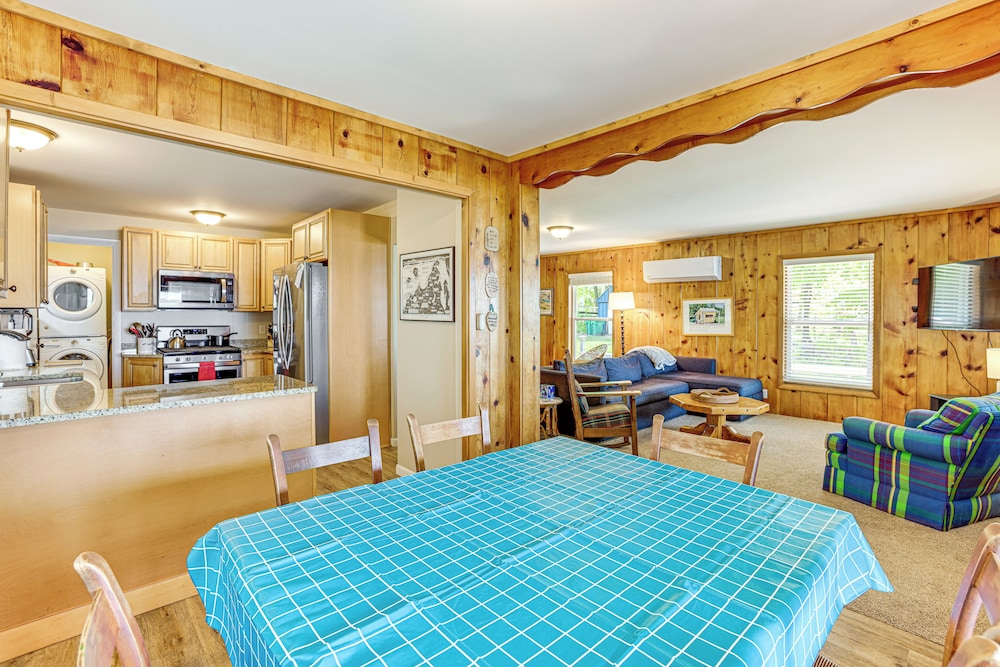 Autumn Escape on Glen Lake: Waterfront Cottage!