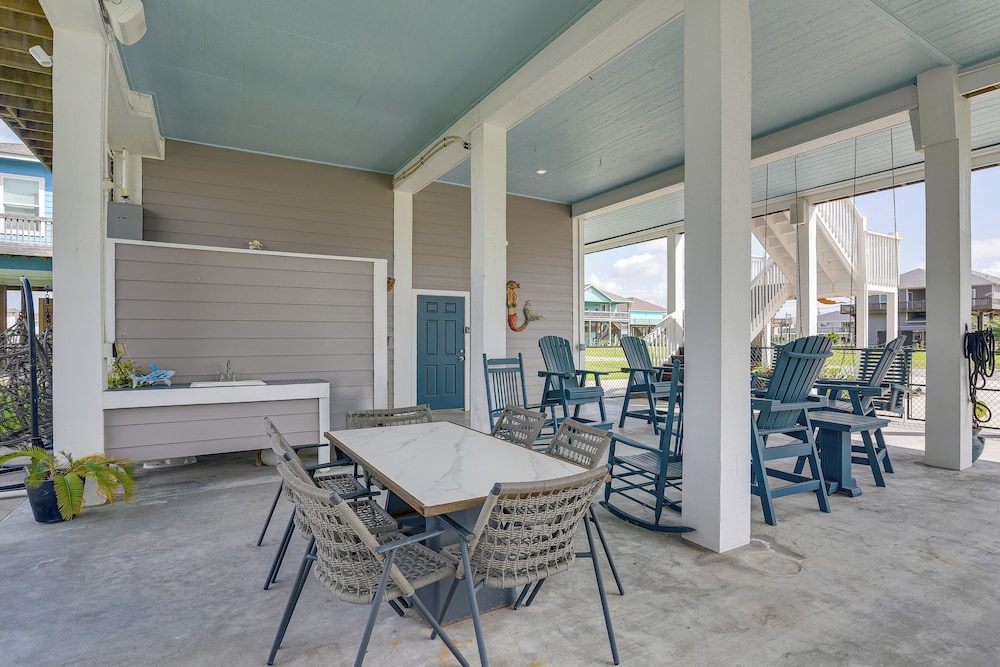 2 Blocks to Shore: Crystal Beach House w/ Yard!