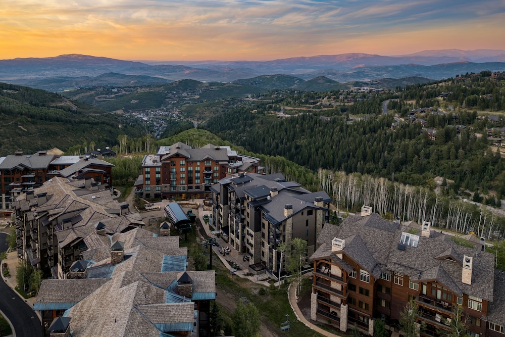 Silver Strike by Avantstay Direct Slope Access Hot Tub Views