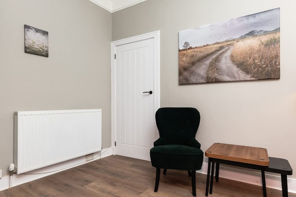 2 Bedroom Flat - Free Parking
