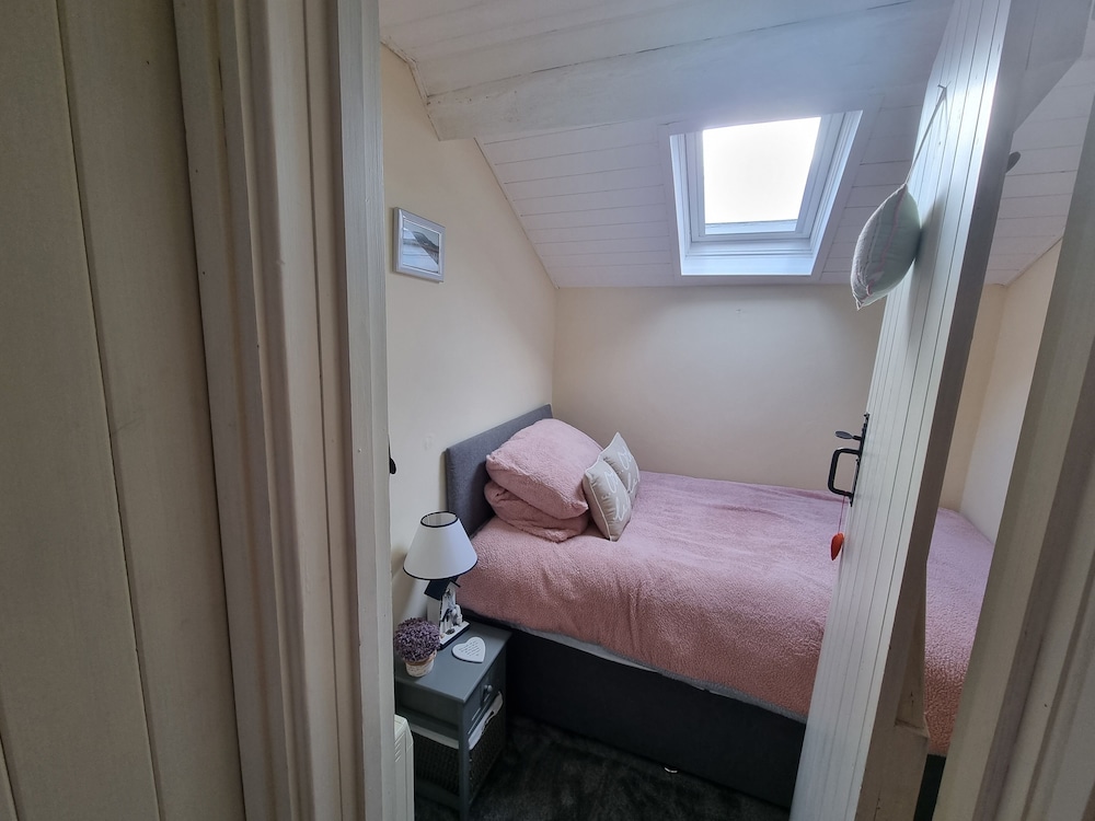 2 Bed House - Sleeps 3 - Pets - Garden - Parking view 3