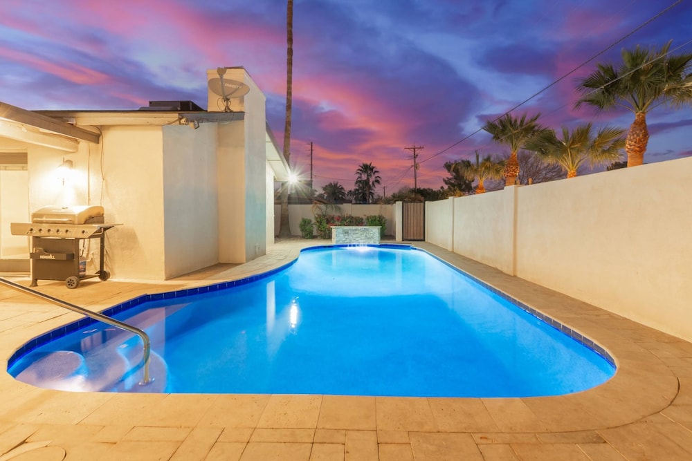 Desert Sands Heated Pool Firepit Old Town Putt Grn