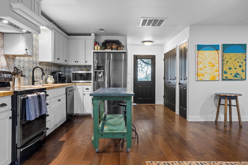 5BR Luxury Home w/ Pool & Wrap-around Porch
